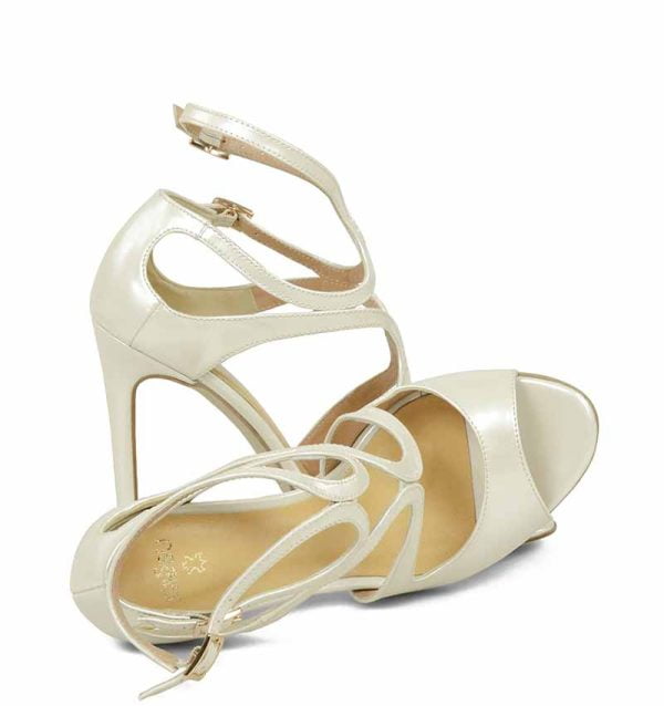 Kremowe sandałki na szpilce ekskluzywnej marki GASSU - z przodu