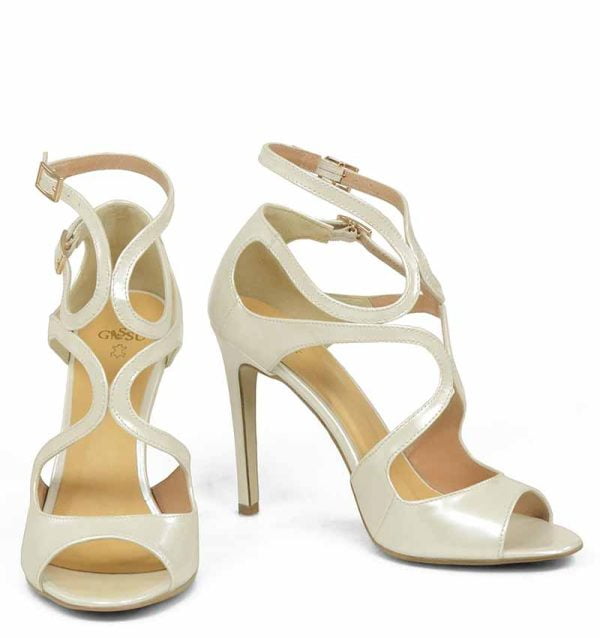 Kremowe sandałki na szpilce ekskluzywnej marki GASSU - z przodu