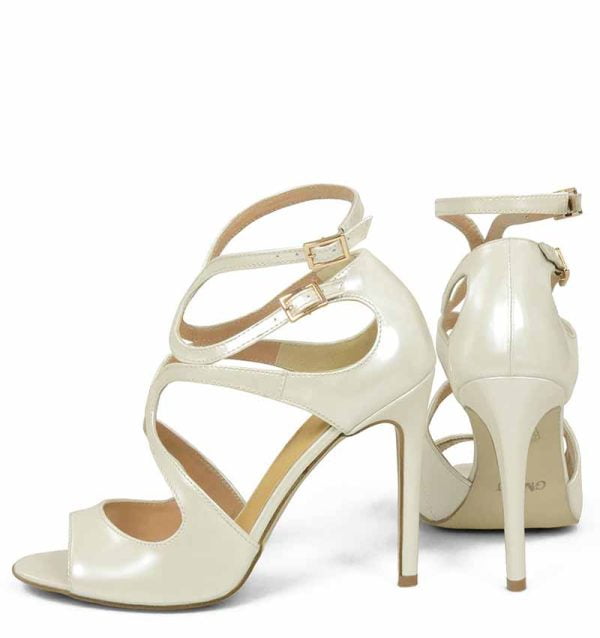 Kremowe sandałki na szpilce ekskluzywnej marki GASSU - z tyłu