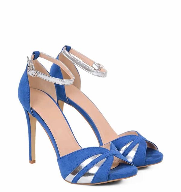 Niebieskie sandałki na szpilce - po skosie