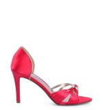 Czerwone sandałki na szpilce z ozdobnymi srebrno złotymi paskami.