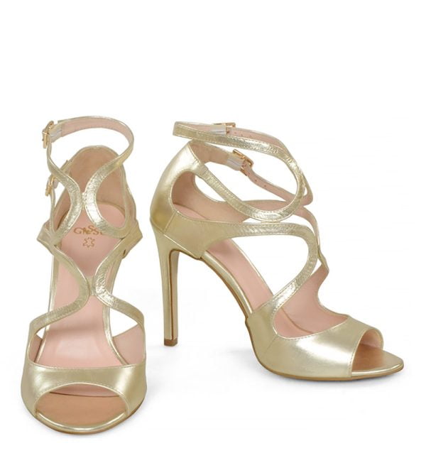 Złote sandałki na szpilce - z przodu