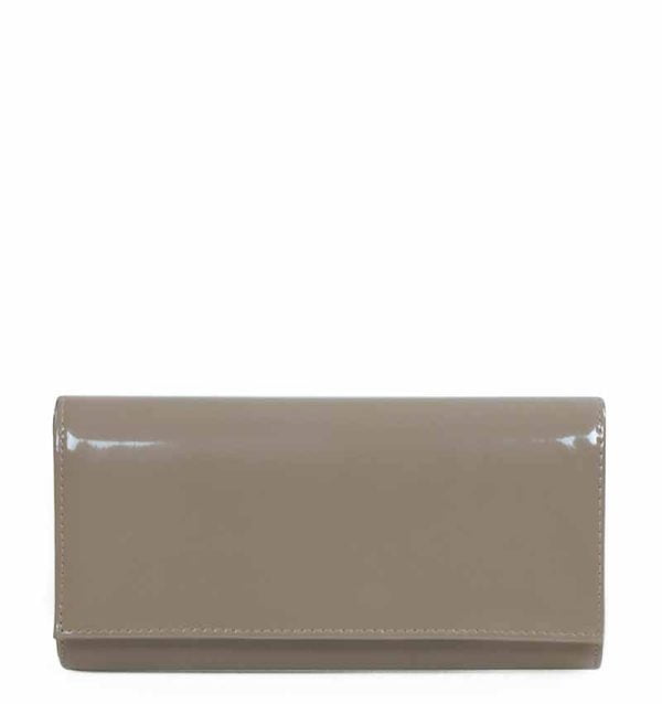 torebka-kopertowka-szara-lakierowana-prosta.jpg Torebka szara kopertówka lakierowana prosta - z przodu