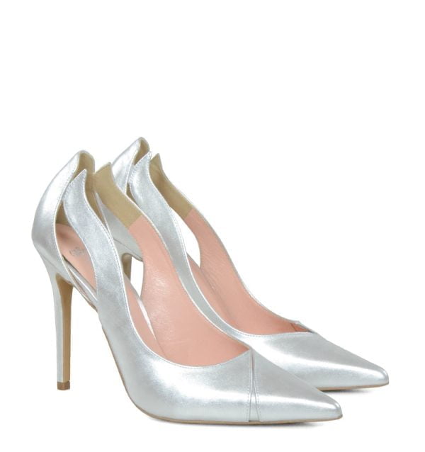 Gassu Reni srebrne szpilki z wycięciami. Buty na wesele - po skosie