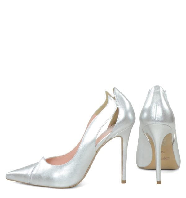 Gassu Reni srebrne szpilki z wycięciami. Buty na wesele - z tyłu