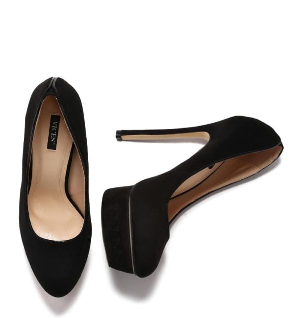 Czarne zamszowe buty na platformie - z przodu