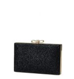 czarna torebka prostokątna z zapinaniem - z przodu