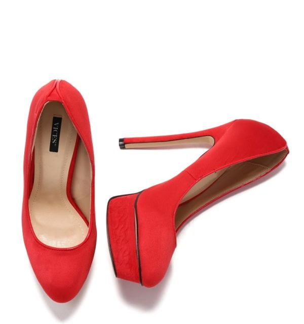 Czerwone szpilki z na platformie - z przodu