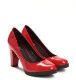 Czerwone buty na obcasie z czerwonej lakierowanej skóry - po skosie