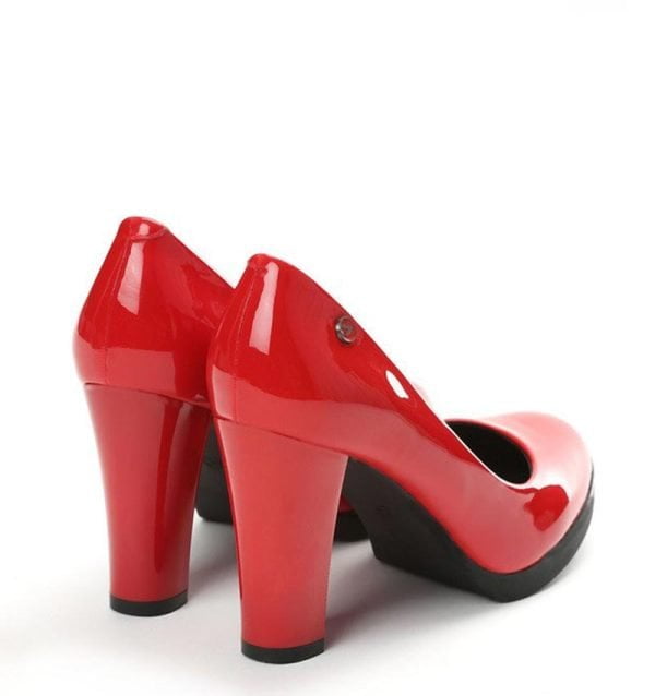 Czerwone buty na obcasie z czerwonej lakierowanej skóry - po skosie
