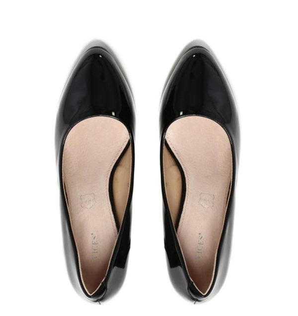 Czarne szpilki, czółenka lakierowane - z przodu