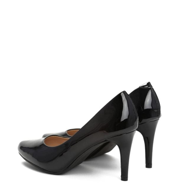 Czarne szpilki, czółenka lakierowane - po skosie