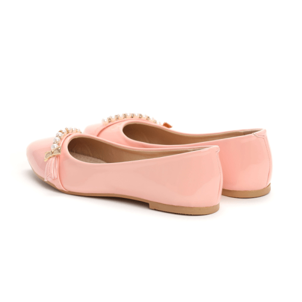 Różowe baleriny ze skóry z perełkami - po skosie
