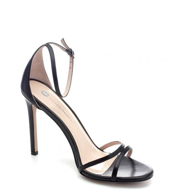 Malaga sandałki na szpilce czarne licowe cienkie paski zakryta pięta - po skosie