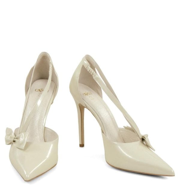 EMMA od GASSU. Piękne szpilki z paseczkami i kokardką w kolorze ecru perła - z przodu