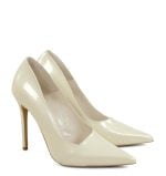 GASSU HAILEY – Szpilki ecru z perłowej skóry - po skosie