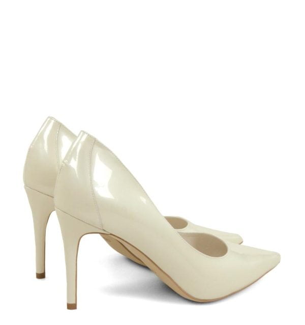 LILY ecru szpilki od GASSU - po skosie