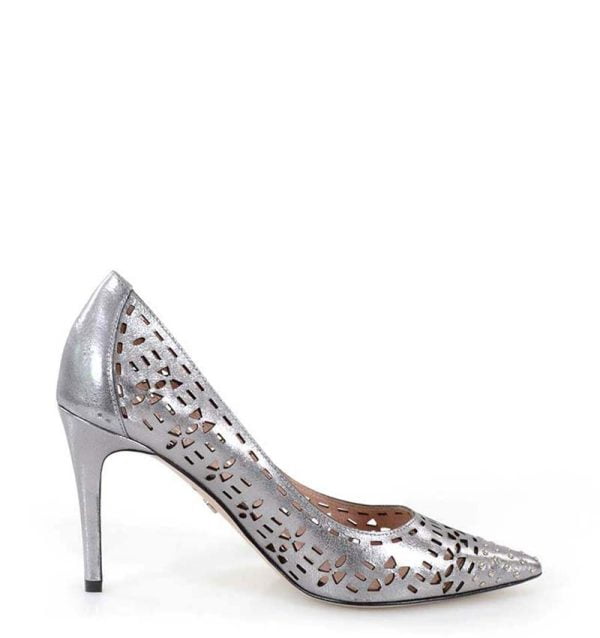 Ażurowe srebrne szpilki - bokiem