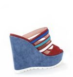 Victoria Gotti Czerwone klapki na jeansowym koturnie Savona - po skosie