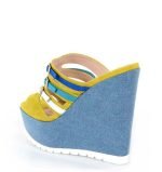 Victoria Gotti żółte klapki na jeansowym koturnie Savona - po skosie