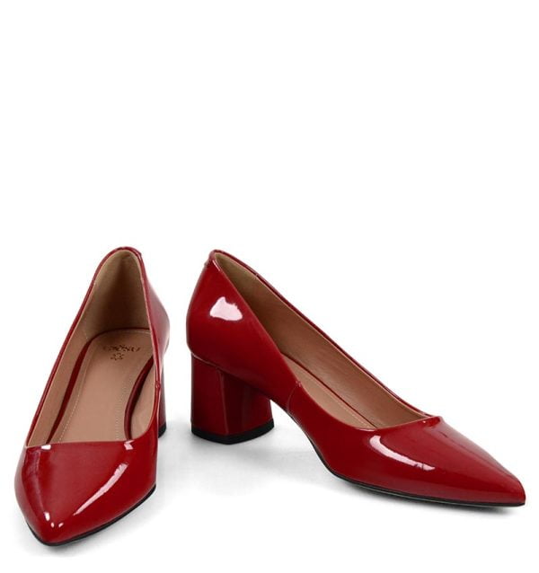 ADEL czółenka czerwone lakierowane na niskim obcasie - z przodu