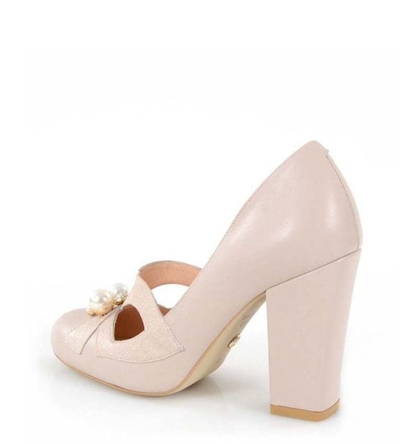 Czółenka Victoria Gotti pudrowy róż z perełkami - po skosie