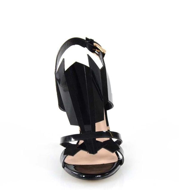 Victoria Gotti czarne szpilki z paskiem na pięcie - z przodu