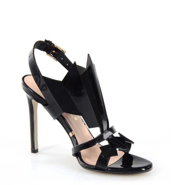 Victoria Gotti czarne szpilki z paskiem na pięcie - po skosie
