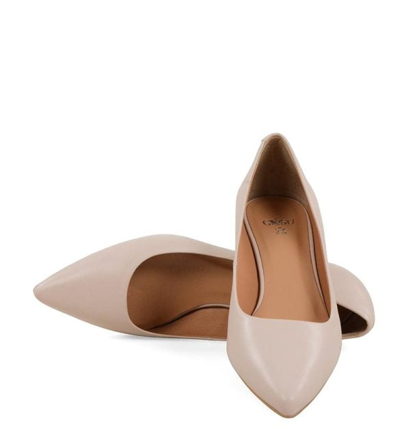 MICHELLE od GASSU Czółenka na niskiej szpilce w odcieniu pudrowego różu - z przodu