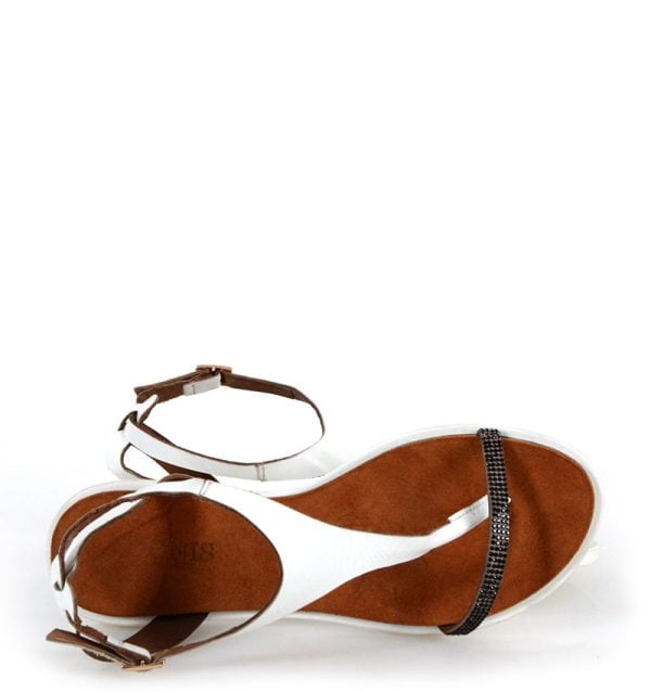 Sandałki skórzane na płaskim japonki - z przodu