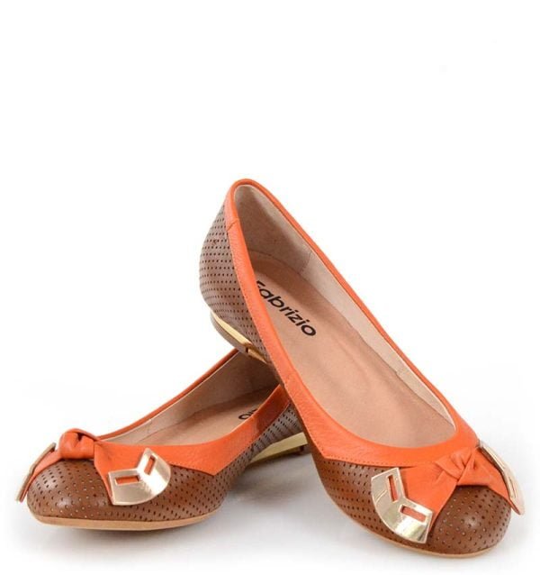 Brązowe czółenka na płaskim obcasie małym koturnie - z przodu