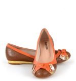 Brązowe czółenka na płaskim obcasie małym koturnie - z przodu