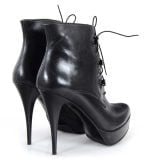 czarne botki na platformie i wysokim obcasie skórzane - po skosie