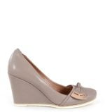 czółenka brązowe na koturnie - bokiem