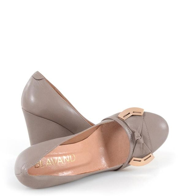 czółenka brązowe na koturnie - z przodu