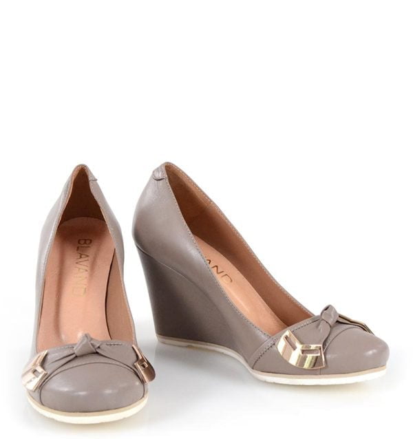 czółenka brązowe na koturnie - z przodu