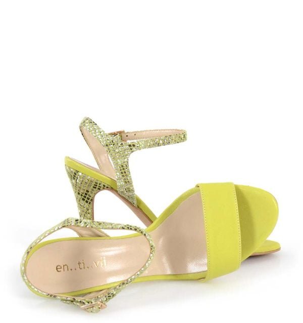 żółte sandałki na obcasie - z przodu