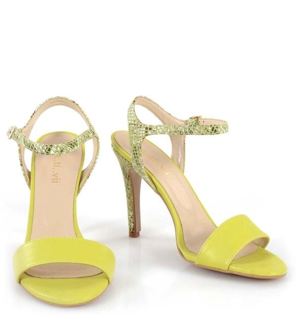 żółte sandałki na obcasie - z przodu