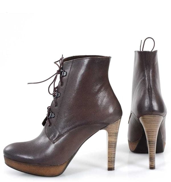 Brązowe botki za kostkę sznurowane - z tyłu