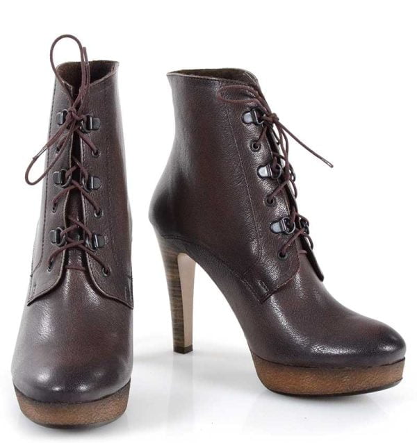 Brązowe botki za kostkę sznurowane - z przodu