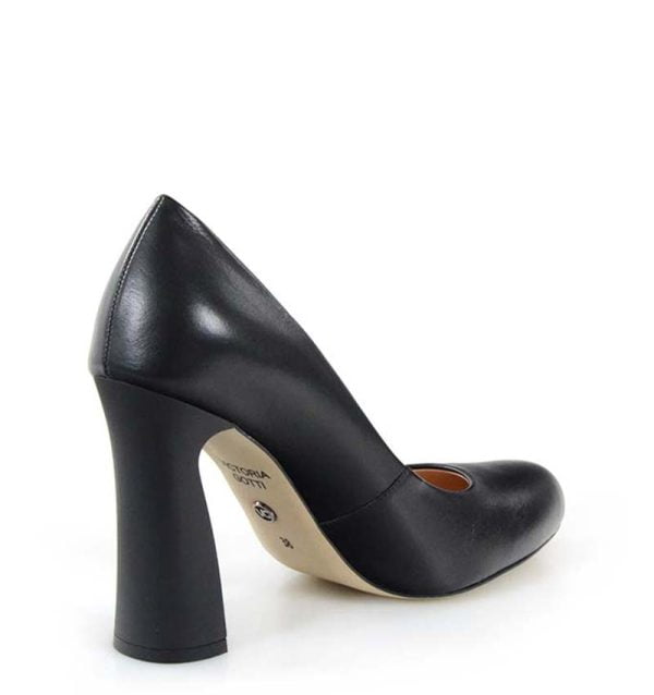 Czarne czółenka na słupku ze skóry licowej - po skosie