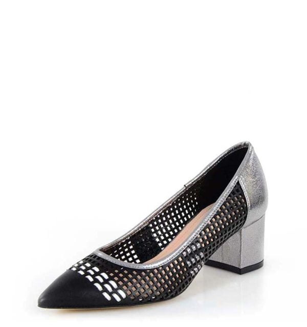 Ażurowe czarne czółenka na srebrnym słupku - po skosie