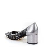 Ażurowe czarne czółenka na srebrnym słupku - po skosie