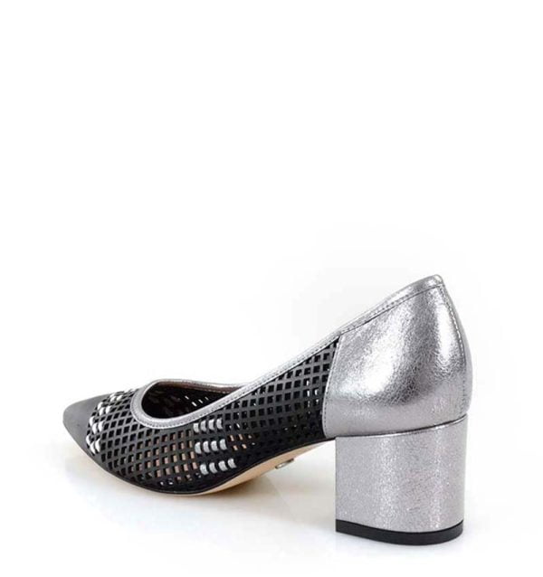 Ażurowe czarne czółenka na srebrnym słupku - po skosie