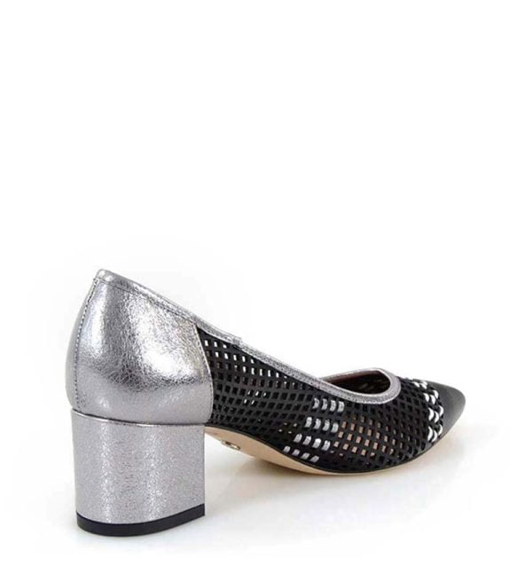 Ażurowe czarne czółenka na srebrnym słupku - po skosie