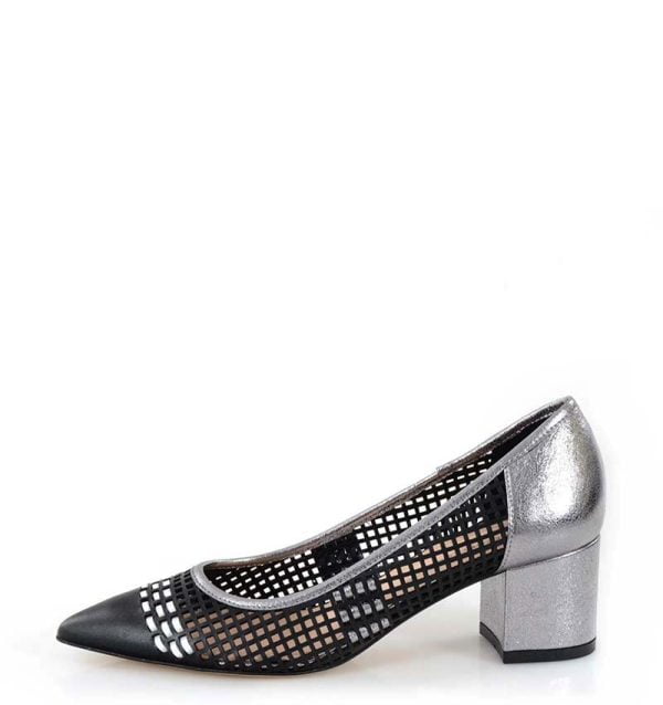 Ażurowe czarne czółenka na srebrnym słupku - bokiem