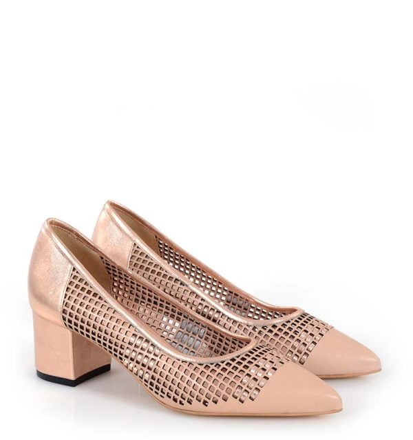 Różowe czółenka na niskim obcasie - po skosie