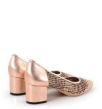 Różowe czółenka na niskim obcasie - po skosie