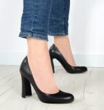 Czarne czółenka na słupku ze skóry licowej - bokiem