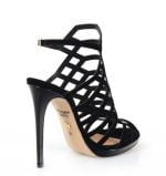 Czarne szpilki Parla to sandałki z wysoką cholewką - po skosie